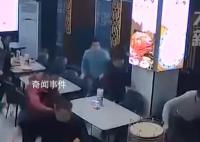 地震發生瞬間食客們迅速逃離 震感十分強烈