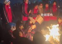 震中師生點燃書本樹枝烤火取暖 以溫暖與希望抵抗寒冷與恐懼