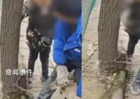 男孩哭著阻攔父親賣狗被罵滾一邊