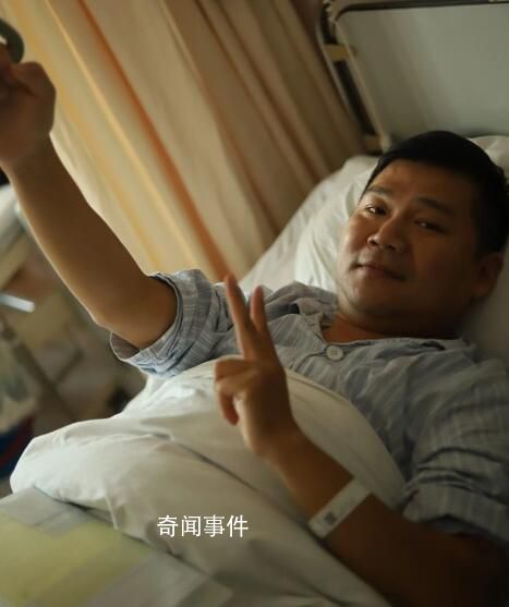 外賣騎手摔倒在冬夜的馬路上