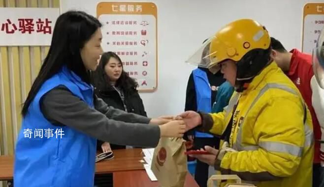 嚴(yán)寒中作業(yè) 他們收到這些溫暖