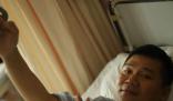 外賣騎手摔倒在冬夜的馬路上