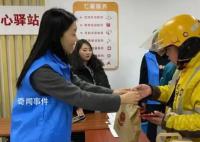 嚴寒中作業(yè) 他們收到這些溫暖