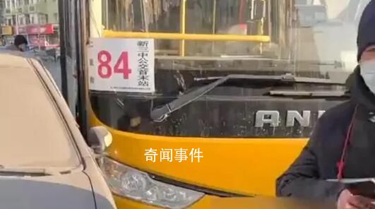 公交司機被乘客打頭致車輛失控 當地警方還在進一步調查處理中