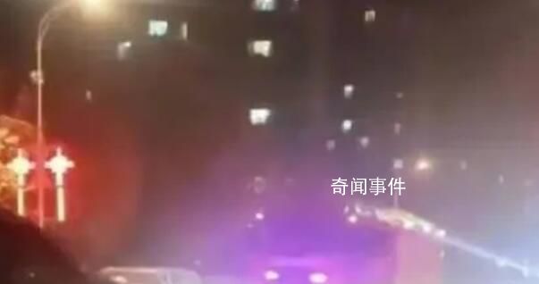 女子帶孩子逃生偶遇消防員丈夫出警