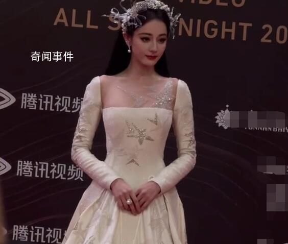 迪麗熱巴紅毯迷路 引熱議