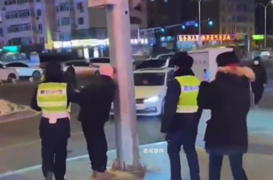 小伙舔燈桿凍住舌頭 警察倒熱水解救
