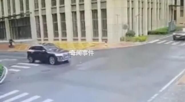 老人騎車逆行摔倒 男子攙扶被判次責