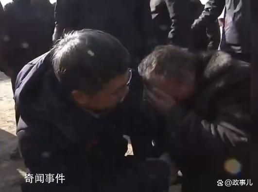 災(zāi)民痛哭 青海省委書記抱著安慰