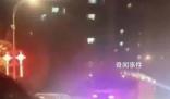 女子帶孩子逃生偶遇消防員丈夫出警