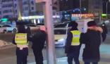 小伙舔燈桿凍住舌頭 警察倒熱水解救