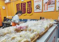 當年輕人涌入2元面包店 一天賣出800個現烤面包