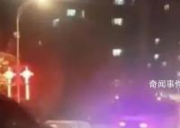 女子帶孩子逃生偶遇消防員丈夫出警
