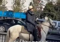 男子騎馬進入上海被行政處罰 行為違反了上海的法律法規