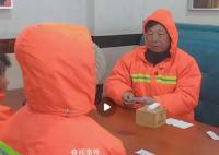 水餃店冬至提前上班宴請環衛工
