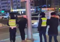 小伙舔燈桿凍住舌頭 警察倒熱水解救