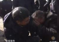 災民痛哭 青海省委書記抱著安慰