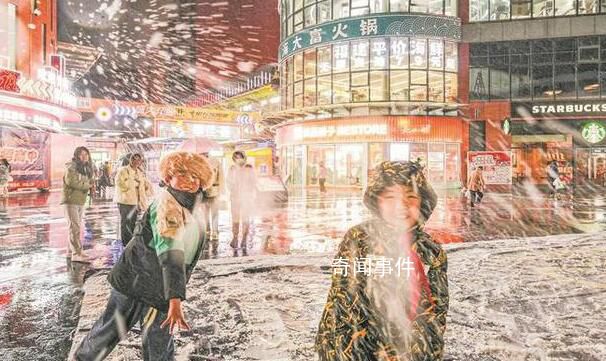 武漢下雪 不少行人拿出手機拍下了雪花漫天飛舞的場景