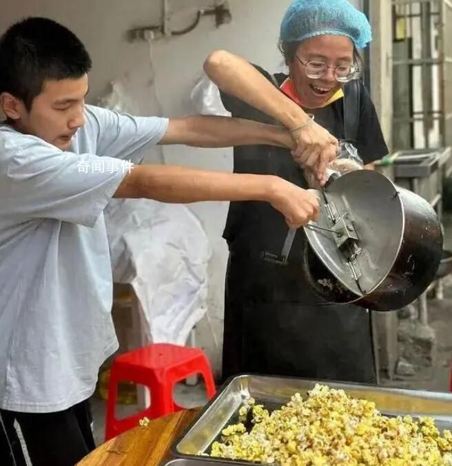 賣爆米花的腦癱少年向震區(qū)捐2000元