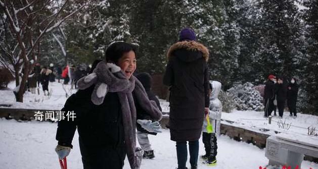 北京游客人從眾式賞雪:扎堆拍故宮