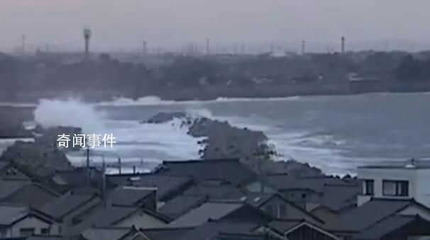 日本強震后第一波海嘯襲來 波濤滾滾