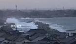 日本強(qiáng)震后第一波海嘯襲來(lái) 波濤滾滾