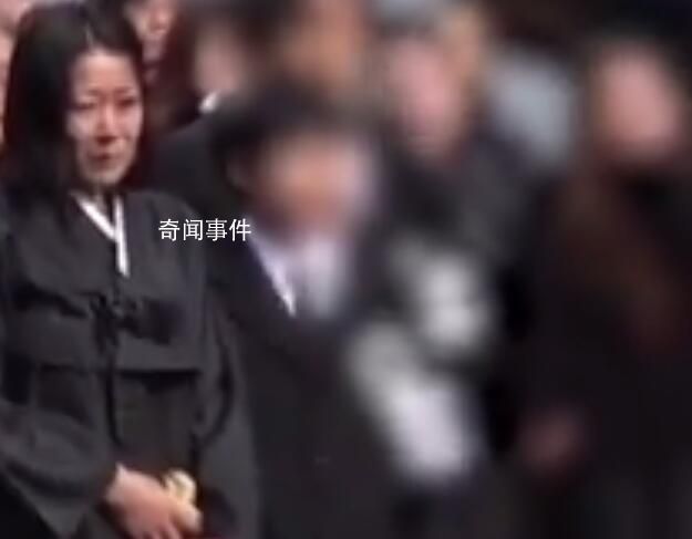 李善均出殯現場妻子全慧珍痛哭 難掩悲傷