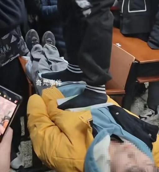 大學老師演示催眠術 學生被踩沒反應
