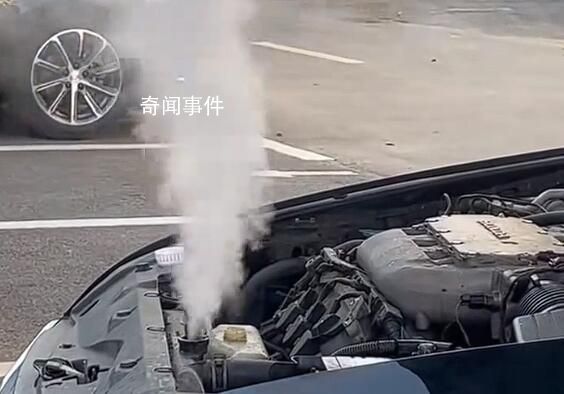 女子拿駕照后首次開車致引擎蓋冒煙