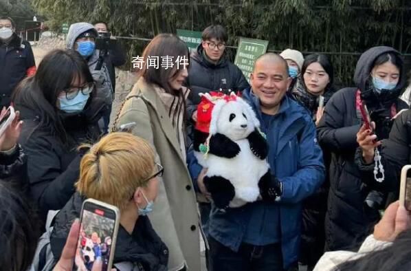 萌蘭用一字馬迎接譚爺爺