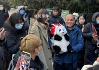 萌蘭用一字馬迎接譚爺爺
