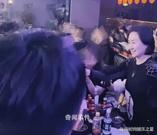 何超瓊現(xiàn)身哈爾濱夜店 展現(xiàn)出了不同的一面