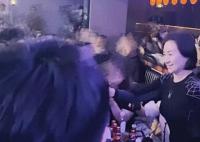 何超瓊現身哈爾濱夜店 展現出了不同的一面
