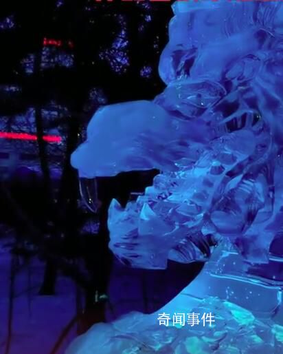 哈爾濱巨龍冰雕被游客掰掉牙齒 導游稱是一個小孩掰斷的