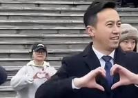 鎮長跳《愛你》笑得嘴角壓不住 引臺下陣陣歡呼