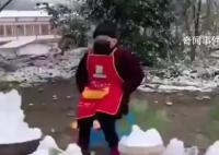 成都人開始賣雪 雪人20元一個