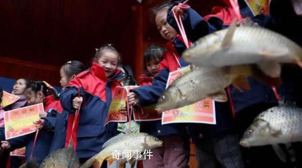 河南一小學給學生送魚當獎品 引發網友關注