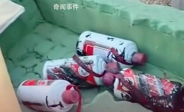 山東一臭水溝驚現(xiàn)8箱飛天茅臺 引發(fā)周邊群眾圍觀