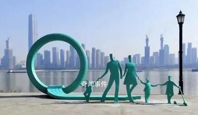 武漢一家三口的雕塑變成一家五口 引發了人們的熱議
