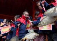 河南一小學給學生送魚當獎品 引發(fā)網(wǎng)友關注