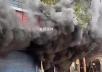 新余火災現(xiàn)場距學校僅一墻之隔 事故已造成39人死亡9人受傷