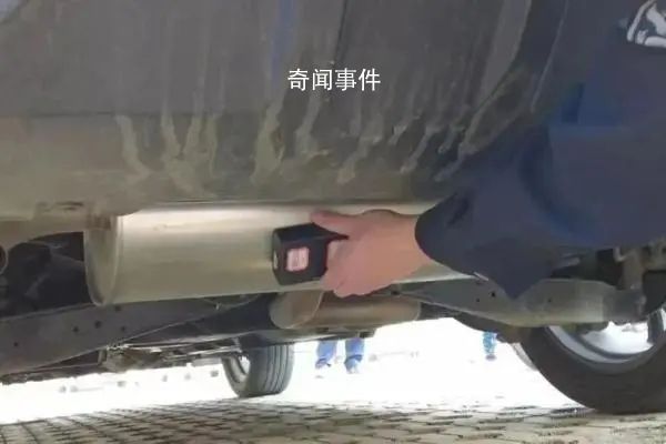女子為躲檢查在執法車上偷裝GPS