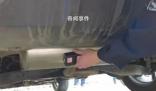 女子為躲檢查在執法車上偷裝GPS