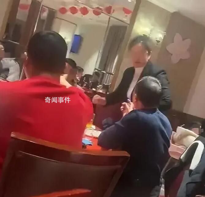 顧客戴孝用餐被店員提醒摘下