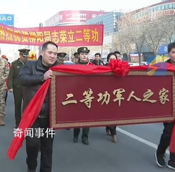 女兒當兵立功媽媽表情好驕傲