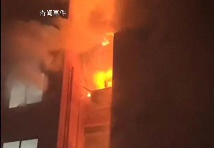 樓下起火爸爸抱女兒墜樓 姐姐悲痛不已網上悼念