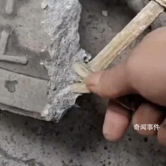 重慶一地井蓋疑似用竹簽當鋼筋 拍攝者用單手輕輕一掰