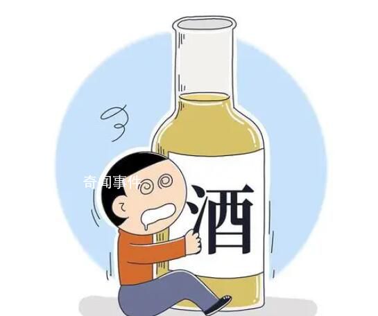 一女子與父對飲后醉臥樓道 引來了及時而有愛心的警察協助