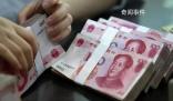 女子到銀行存10萬現(xiàn)金被問錢來源 沖上了熱搜第一的位置