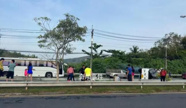 泰國一巴士側(cè)翻 17名中國游客受傷